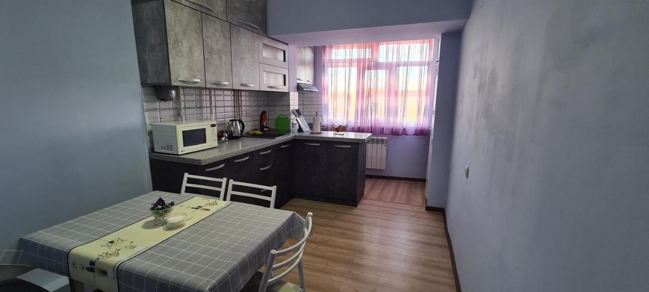 Flat In Central Бишкек Екстериор снимка